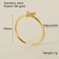 Macro-opname van 18K vergulde roestvrijstalen verstelbare ring met afmetingen en details - Letter V Stijl (ZX642)
