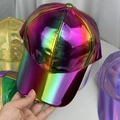 Dettaglio cappello da baseball in pelle PU laser riflettente con sfumatura arcobaleno - M (56-58cm) / Colorato