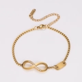 Detalle de pulsera de infinito dorada con cristales pavé y colgante grabado Love - Dorado