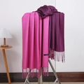 Sciarpa double face in cashmere rosa e viola con morbide nappe su espositore - N. 4 Rosso Prugna