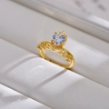 Detailansicht des goldenen Herzrings mit Kronendetails und klaren Zirkonia-Steinen - Gold