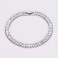 Primo piano di bracciale tennis argento con zirconi rettangolari e chiusura pieghevole - Color Acciaio