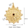 Dettaglio macro del ciondolo a sole con pietra nera e misura del diametro di 23 mm - Ciondolo in Pietra Nera con Sole e Zirconia (M529705-Gold)