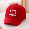 Detalle de gorra roja de béisbol infantil con bordado de oso y texto FRIEND - 52cm (2-5 Años) / Rojo