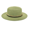 Vue détaillée d'un chapeau de paille vert avec chaîne dorée et ruban en cuir noir - M (56-58cm) / Vert Militaire