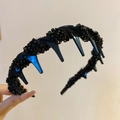 Détail d'un serre-tête en acrylique noir avec dents, paillettes et texture perlée - Noir