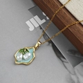 Collier style peinture à l'huile avec muguet en émail bleu et perles baroques - Pendentif Fleur Irrégulier - Bleu