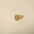 Detail of adjustable golden chain ring featuring a black and white checkerboard heart - Black and White Checkerboard Style (W319黑白)