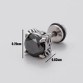 Dettaglio macro dell'orecchino da uomo con zircone nero e indicatori di misura in cm - Stile con castone a griffe vintage (S72)