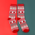 Chaussettes de Noël rouges à motifs flocons et géométriques sur fond bicolore festif - Flocon de Neige/Triangle