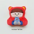 Dettaglio della texture felpata di un ciondolo ricamato con ragazzo cartoon 6,5x7cm - Stile Fai-da-te (Apertura posteriore) / Moyu Jun
