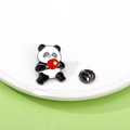 Spilla smaltata panda da ping pong con racchetta rossa e gialla su base metallica - Tennistavolo (C2536-4)