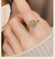 Nahaufnahme eines Silberrings mit quadratischem grünem Jadestein am Finger - Grüner Jade Stil-Offener Ring