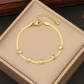 Bracciale a catena dorata con cinque pietre preziose a cuore su scatola porta gioie - 2# Braccialetto