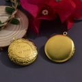 Médaillon photo doré avec gravure 'Plus que ma propre vie' et motifs ornementaux - N°13 Médaillon Gravé en Français (32.5*36mm)