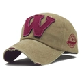 Primer plano de gorra vintage caqui con bordado W y detalles desgastados en la visera - Caqui