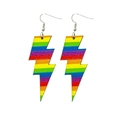Orecchini a fulmine arcobaleno in legno con ganci in metallo su sfondo bianco - Fulmine a Strisce Arcobaleno