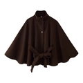 Détail de la veste en laine marron foncé avec col montant, bouton rond et ceinture nouée - S / café
