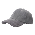 Detalle de la gorra de béisbol de pana gris que muestra la textura de la tela - Gris