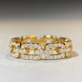 Anello a catena dorata in argento S925 con pavé di zirconi cubici su sfondo sfumato bianco - US 5 / Oro