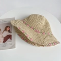 Cappello di paglia beige con pizzo ricamato a fiori rosa su tavola bianca - Cappello di Paglia Pieghevole Beige Fiore Rosa