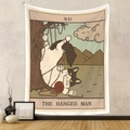 Détail d'une tapisserie de tarot chat bohème avec le motif XII Hanged Man sur mur texturé - 73x95cm (Tissu Brossé) / Le Pendu