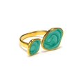 Detalle de anillo dorado irregular con esmalte verde y texturas de remolino únicas - US 6 / Oro Esmalte Verde