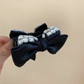 Dettaglio di elegante fermaglio per capelli in raso nero con strass lucidi e trama di seta - Fiocco in raso nero con grandi strass (4#)