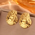 Dettaglio di orecchini a cuore placcati in oro 18K con texture lava irregolare e lucida - Oro E-186/Ovale Lavico