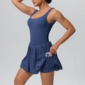 Vue détaillée de la robe de sport avec short intégré et poche latérale discrète - Bleu