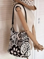 Dettaglio della borsa tote in lino bohémien bianco e nero con motivi retrò e tracolla - Motivo Bianco e Nero