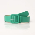 Cintura da donna minimalista in ecopelle verde con fibbia quadrata abbinata su sfondo bianco - Verde