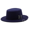Détail d'un chapeau en feutre violet foncé avec épingles de sûreté et anneaux métalliques - M(56-58cm) / Bleu Marine