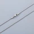 Dettaglio ravvicinato di una catena a sfere in acciaio inossidabile argento con moschettone - Perla Rotonda da 1.6mm (45cm)