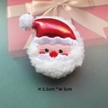 Détail d'un Père Noël en peluche avec broderie, hauteur 5,5 cm pour bricolage et cadeaux - Ajustable / Père Noël