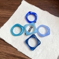 Five-piece set of blue resin rings with wavy texture and frosted jelly finish - Five-Piece Set / Blue