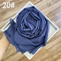 Détail d'un hijab en mousseline bleu marine plié en rose avec une couture roulée - Bleu clair
