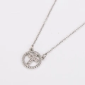 Detail van zilveren roestvrijstalen ketting met strass kruis in ronde hanger - Zilver [Witte Zirkonia]