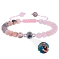 Detail eines verstellbaren Rosenquarz-Armbands mit individueller Projektion und Webseil - Rosenquarz + Rosa Zebra-Stein