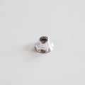 Primo piano di un campanello in metallo argento da 2,1 cm per decorazioni natalizie fai da te - 21mm / Argento