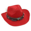 Detalle de sombrero de paja roja con cuentas étnicas, borlas y una piedra turquesa - Rojo