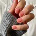 Uñas postizas cortas en color rosa coral cálido con acabado brillante y natural - Rosa Nude (JP2172)