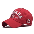 Détail de la casquette rouge Canada avec broderie 1867 et logo feuille d'érable - Rouge
