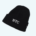 Dettaglio del ricamo bianco NYC su un berretto in maglia a coste nere invernali - M (56-58cm) / Nero