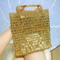 Handgefertigte gewebte Handtasche mit glänzenden goldenen Perlen und Metallstruktur - Gold