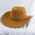 Détail d'un chapeau de cow-boy en daim kaki avec œillets métalliques et corde tressée décorative - 58cm Taille Unique / Jaune Camel avec Corde Tressée