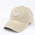 Dettaglio cappellino da baseball in cotone lavato kaki con ricamo cuore bianco - Cachi