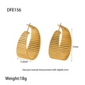 Vue détaillée des boucles d'oreilles dorées texturées, hauteur 37mm et largeur 15,8mm - Créoles en C Texturées Horizontalement (DFE156) / Or