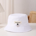 Détail d'un bob en coton blanc avec écusson texte et anneau métallique doré élégant - M (56-58cm) / Blanc