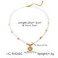 Detailweergave van parelketting met gouden zonnebloem hanger en exacte afmetingen erbij - Zonnehanger Stijl (HC-N40653)